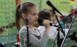 Seniorzy i dzieci wystawili przedstawienie „Jaś i Małgosia”