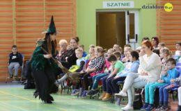 Seniorzy i dzieci wystawili przedstawienie „Jaś i Małgosia”