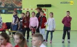 Seniorzy i dzieci wystawili przedstawienie „Jaś i Małgosia”