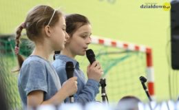 Seniorzy i dzieci wystawili przedstawienie „Jaś i Małgosia”