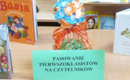 Pasowanie na czytelnika uczniów klas pierwszych w Szkole Podstawowej nr 1 [zdjęcia]