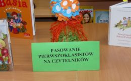 Pasowanie na czytelnika uczniów klas pierwszych w Szkole Podstawowej nr 1 [zdjęcia]