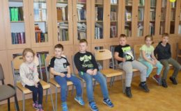 Pasowanie na czytelnika uczniów klas pierwszych w Szkole Podstawowej nr 1 [zdjęcia]