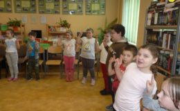 Pasowanie na czytelnika uczniów klas pierwszych Szkole Podstawowej nr 1
