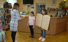 Pasowanie na czytelnika uczniów klas pierwszych Szkole Podstawowej nr 1