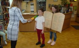 Pasowanie na czytelnika uczniów klas pierwszych Szkole Podstawowej nr 1
