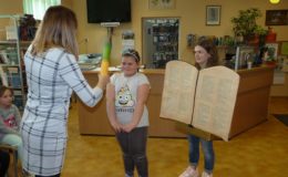 Pasowanie na czytelnika uczniów klas pierwszych Szkole Podstawowej nr 1