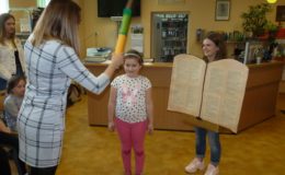 Pasowanie na czytelnika uczniów klas pierwszych Szkole Podstawowej nr 1