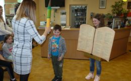 Pasowanie na czytelnika uczniów klas pierwszych Szkole Podstawowej nr 1