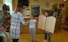 Pasowanie na czytelnika uczniów klas pierwszych Szkole Podstawowej nr 1