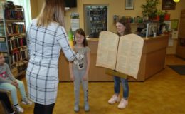 Pasowanie na czytelnika uczniów klas pierwszych Szkole Podstawowej nr 1