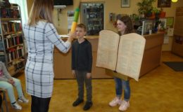 Pasowanie na czytelnika uczniów klas pierwszych Szkole Podstawowej nr 1