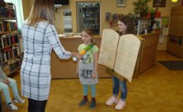Pasowanie na czytelnika uczniów klas pierwszych Szkole Podstawowej nr 1