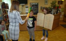 Pasowanie na czytelnika uczniów klas pierwszych Szkole Podstawowej nr 1