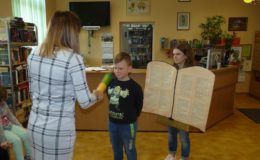 Pasowanie na czytelnika uczniów klas pierwszych Szkole Podstawowej nr 1