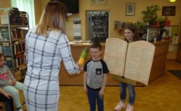Pasowanie na czytelnika uczniów klas pierwszych Szkole Podstawowej nr 1