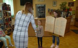 Pasowanie na czytelnika uczniów klas pierwszych Szkole Podstawowej nr 1