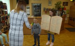 Pasowanie na czytelnika uczniów klas pierwszych Szkole Podstawowej nr 1