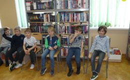 Pasowanie na czytelnika uczniów klas pierwszych Szkole Podstawowej nr 1