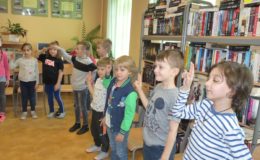 Pasowanie na czytelnika uczniów klas pierwszych Szkole Podstawowej nr 1