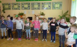 Pasowanie na czytelnika uczniów klas pierwszych Szkole Podstawowej nr 1