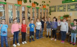Pasowanie na czytelnika uczniów klas pierwszych Szkole Podstawowej nr 1