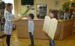 Pasowanie na czytelnika uczniów klas pierwszych Szkole Podstawowej nr 1