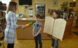 Pasowanie na czytelnika uczniów klas pierwszych Szkole Podstawowej nr 1