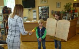 Pasowanie na czytelnika uczniów klas pierwszych Szkole Podstawowej nr 1