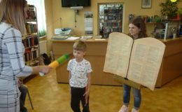 Pasowanie na czytelnika uczniów klas pierwszych Szkole Podstawowej nr 1
