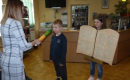 Pasowanie na czytelnika uczniów klas pierwszych Szkole Podstawowej nr 1