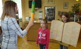 Pasowanie na czytelnika uczniów klas pierwszych Szkole Podstawowej nr 1