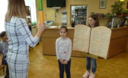 Pasowanie na czytelnika uczniów klas pierwszych Szkole Podstawowej nr 1