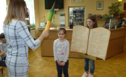 Pasowanie na czytelnika uczniów klas pierwszych Szkole Podstawowej nr 1