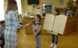 Pasowanie na czytelnika uczniów klas pierwszych Szkole Podstawowej nr 1