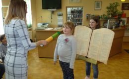 Pasowanie na czytelnika uczniów klas pierwszych Szkole Podstawowej nr 1