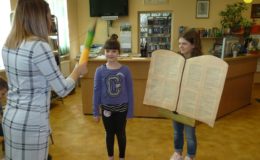 Pasowanie na czytelnika uczniów klas pierwszych Szkole Podstawowej nr 1