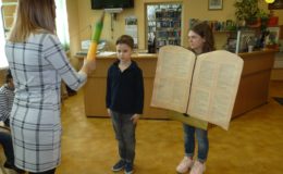 Pasowanie na czytelnika uczniów klas pierwszych Szkole Podstawowej nr 1