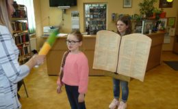 Pasowanie na czytelnika uczniów klas pierwszych Szkole Podstawowej nr 1