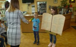 Pasowanie na czytelnika uczniów klas pierwszych Szkole Podstawowej nr 1