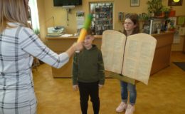 Pasowanie na czytelnika uczniów klas pierwszych Szkole Podstawowej nr 1