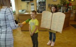Pasowanie na czytelnika uczniów klas pierwszych Szkole Podstawowej nr 1