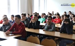 Licealiści z Polnej zachęcają do sadzenia roślin miododajnych [zdjęcia]