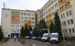 2 karetki pogotowia i kilka samochodów stoi przed szpitalem w Działdowie