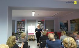 „Napisz do mnie”. Teatr przy stoliku w naszej bibliotece