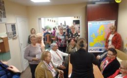 Seniorzy wzięli udział w Grze Miejskiej „Podróż po Unii Europejskiej” [zdjęcia]