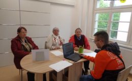 Seniorzy wzięli udział w Grze Miejskiej „Podróż po Unii Europejskiej” [zdjęcia]
