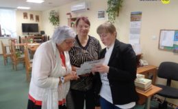 Seniorzy wzięli udział w Grze Miejskiej „Podróż po Unii Europejskiej” [zdjęcia]