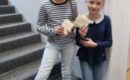 Uczniowie szkoły muzycznej grali dla młodszych kolegów [zdjęcia]