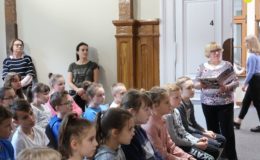 Uczniowie szkoły muzycznej grali dla młodszych kolegów